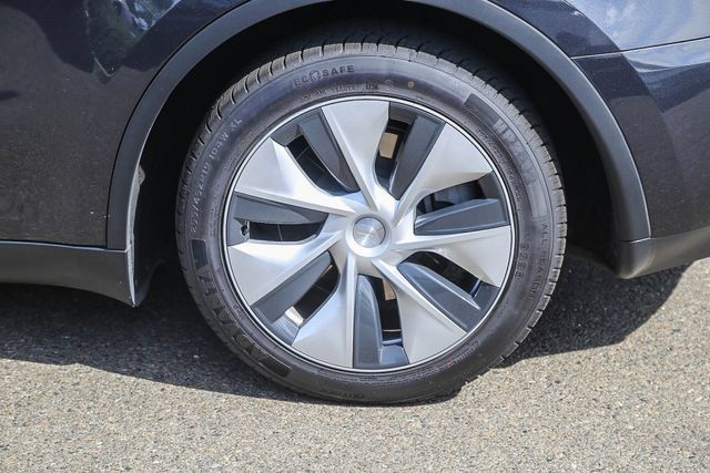 Used 2024 Tesla Model Y Long Range AWD/4WD image 12