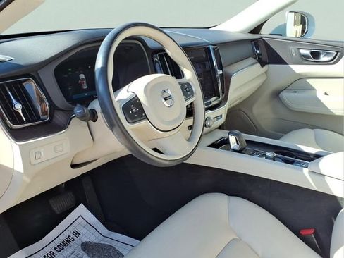 Used 2022 Volvo XC60 B5 Momentum image 8