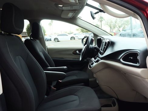 Used 2022 Chrysler Voyager LX image 36