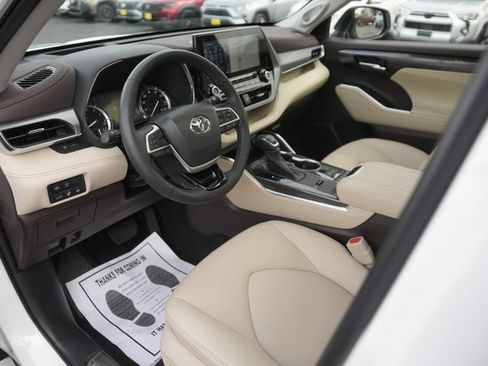 Used 2022 Toyota Highlander Platinum image 8