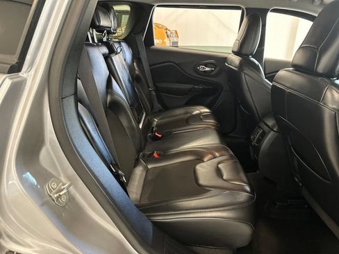 Used 2021 Jeep Cherokee Latitude Plus FWD image 32