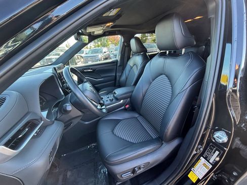 Used 2025 Toyota Highlander XSE AWD/4WD image 35