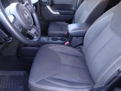 Used 2015 Jeep Wrangler Unlimited Sahara image 6