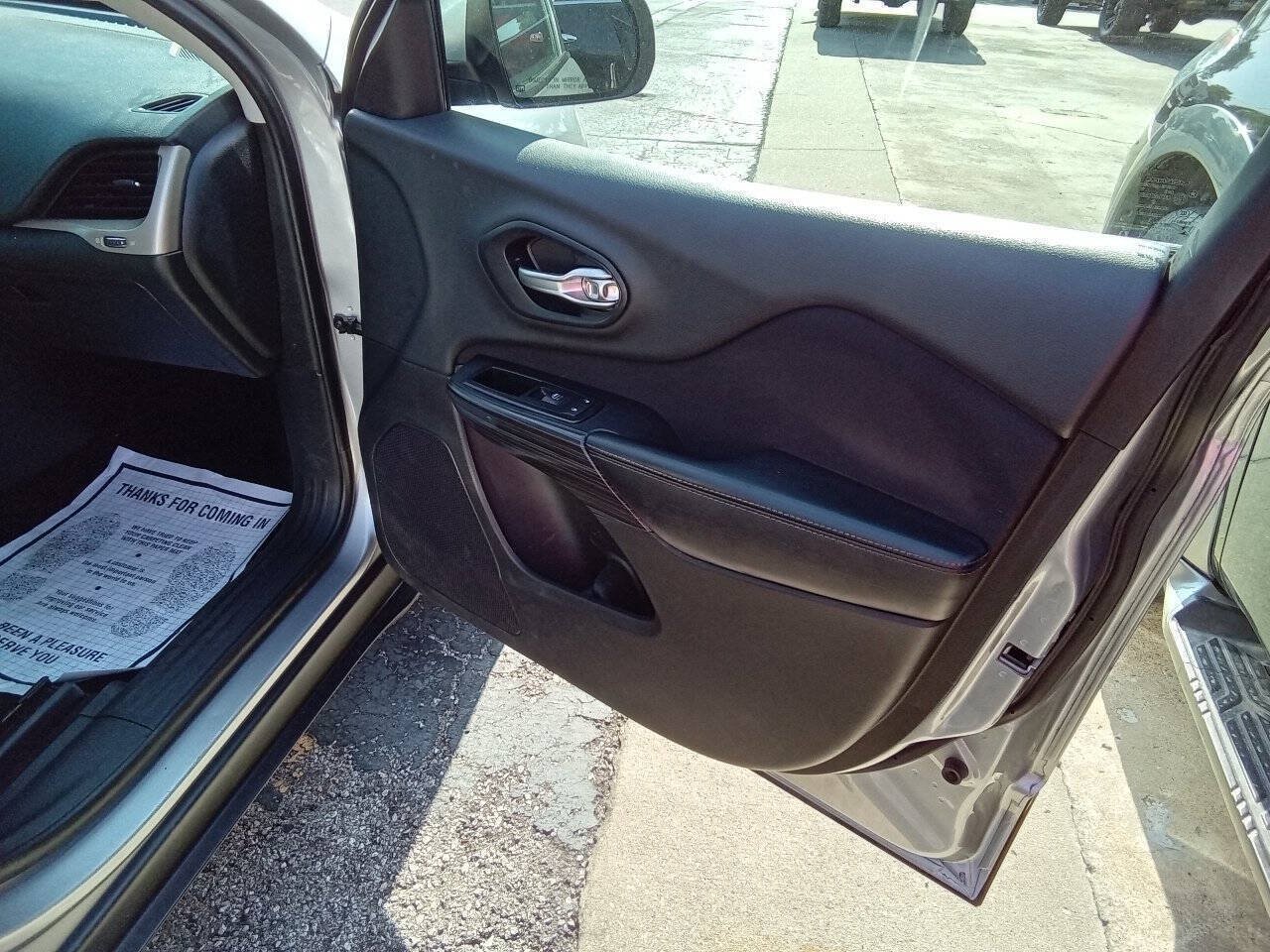 Used 2014 Jeep Cherokee Latitude w/ Cold Weather Group AWD/4WD image 5