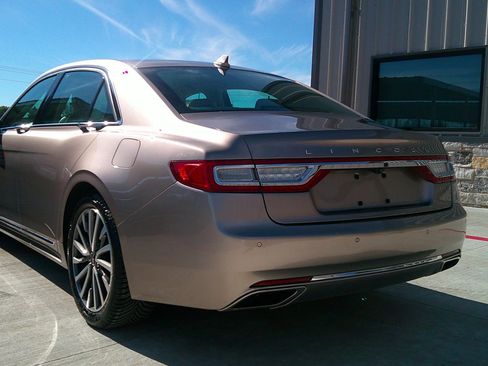 Used 2019 Lincoln Continental Select image 9