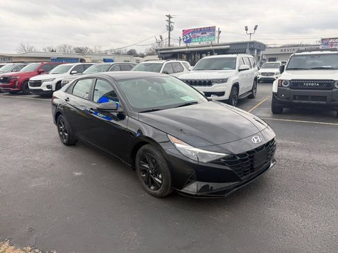 Used 2021 Hyundai Elantra SEL w/ Convenience Package image 2