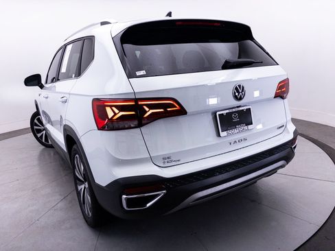 Used 2022 Volkswagen Taos SE FWD image 4