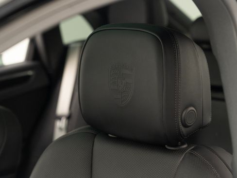 Certified 2025 Porsche Macan AWD/4WD image 18