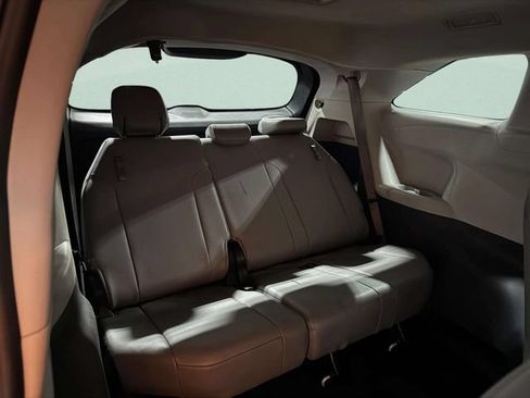 Used 2022 Toyota Sienna XLE FWD image 28