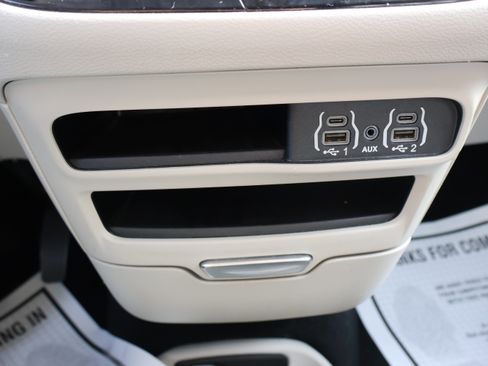 Used 2023 Chrysler Pacifica Touring-L image 25