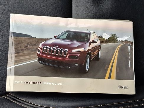 Used 2017 Jeep Cherokee Limited image 28