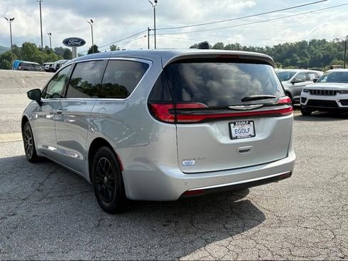 Used 2023 Chrysler Pacifica Touring-L image 5