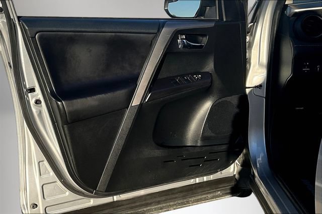 Used 2018 Toyota RAV4 XLE AWD/4WD image 18