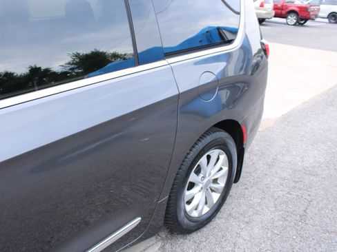 Used 2017 Chrysler Pacifica Touring-L FWD image 4