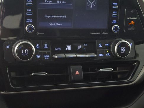 Used 2020 Toyota Highlander XLE image 46