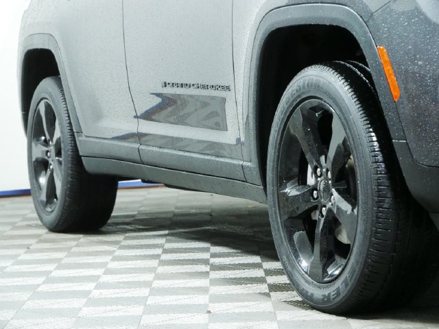 Used 2023 Jeep Grand Cherokee Altitude AWD/4WD image 8