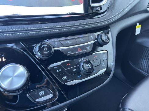 New 2026 Chrysler Pacifica Select image 38