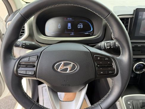 Used 2024 Hyundai Venue SEL FWD image 18