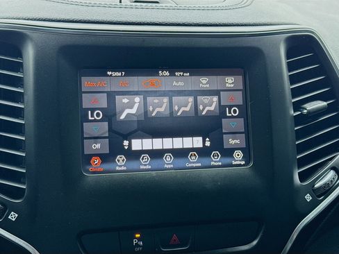 Used 2019 Jeep Cherokee Latitude Plus FWD image 12