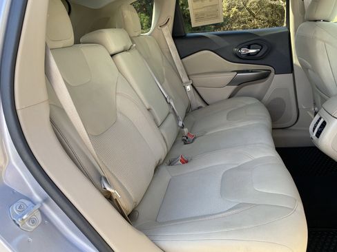 Used 2020 Jeep Cherokee Latitude w/ Cold Weather Group image 34