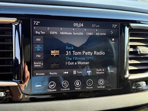 Used 2020 Chrysler Pacifica Touring-L image 24