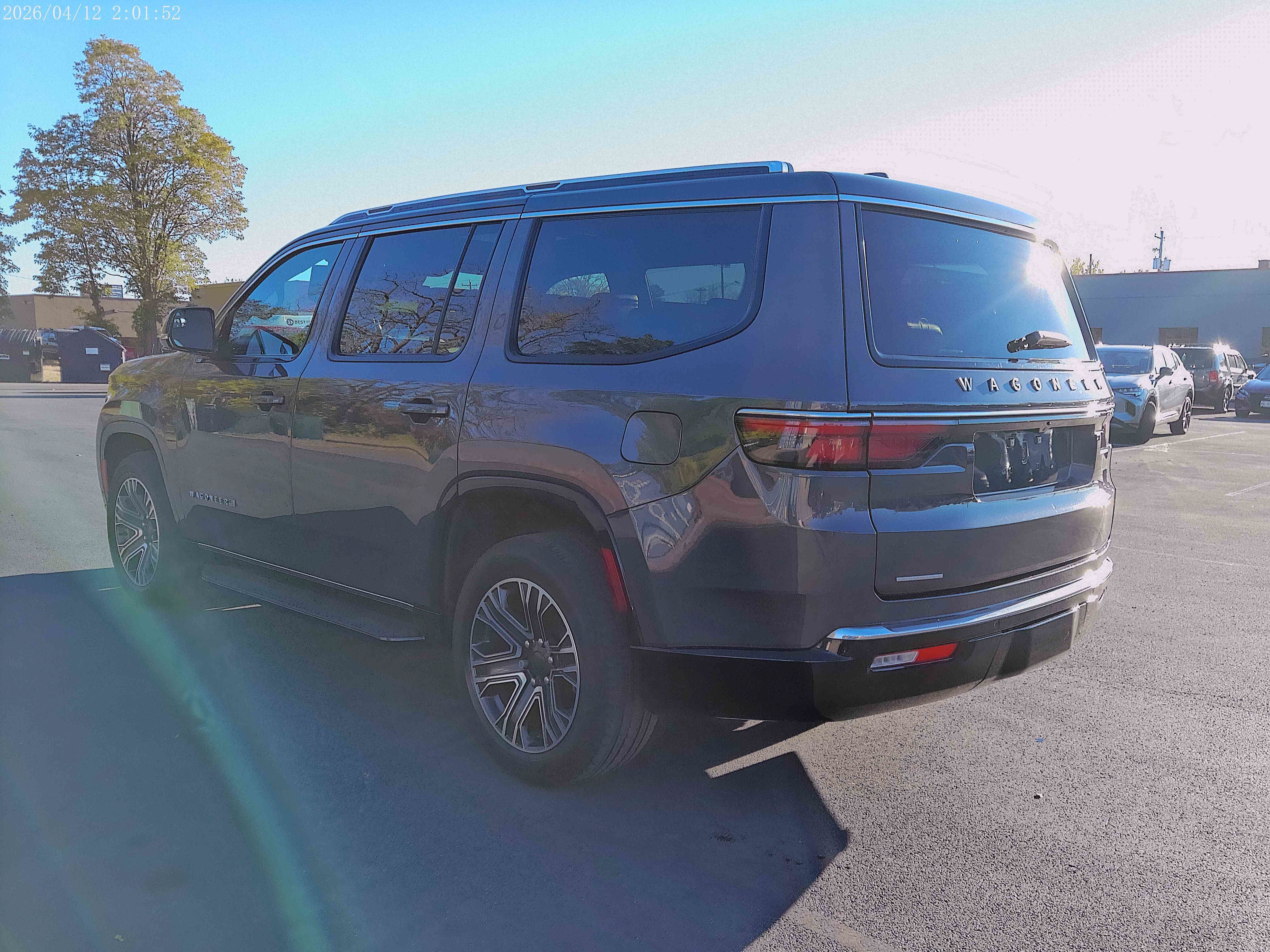 Used 2023 Jeep Wagoneer 4WD w/ Premium Group I image 3