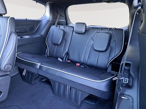 New 2026 Chrysler Pacifica Limited w/ Uconnect Theater Family Group image 14