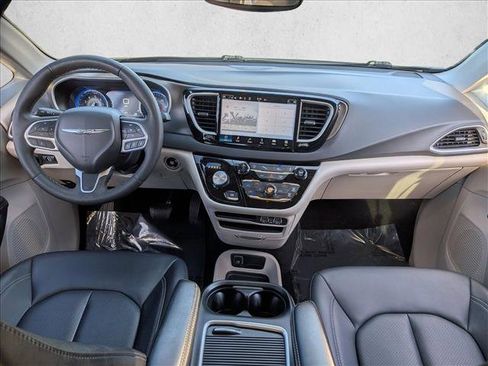 Used 2024 Chrysler Pacifica Touring-L image 17