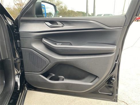 Used 2024 Jeep Grand Cherokee Laredo image 28