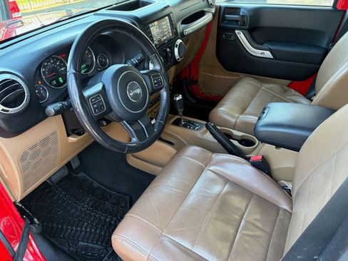 Used 2012 Jeep Wrangler Unlimited Sahara w/ Connectivity Group AWD/4WD image 10