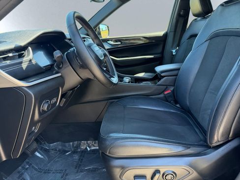 Used 2022 Jeep Grand Cherokee Altitude AWD/4WD image 7