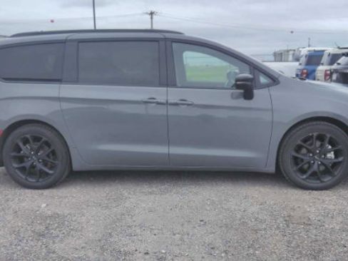 Used 2025 Chrysler Pacifica Limited FWD image 4