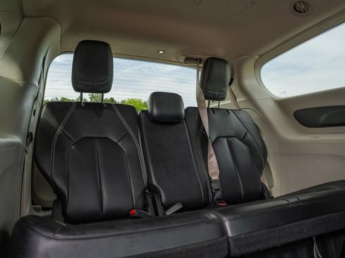 Used 2023 Chrysler Pacifica Touring-L FWD image 20