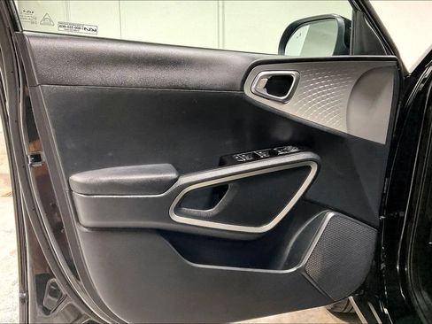 Used 2023 Kia Soul LX w/ LX Technology Package FWD image 21