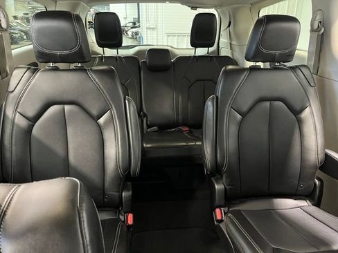 Used 2024 Chrysler Pacifica Touring-L FWD image 12