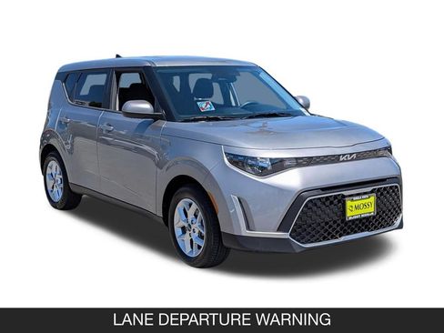 Used 2025 Kia Soul LX w/ LX Technology Package FWD image 2