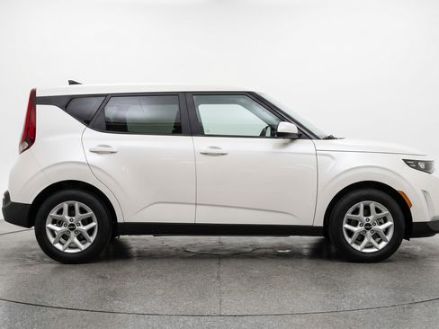 Used 2025 Kia Soul LX w/ LX Technology Package FWD image 11