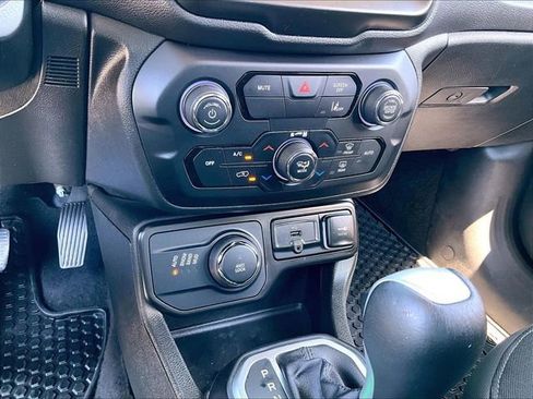 Used 2023 Jeep Renegade Latitude AWD/4WD image 26