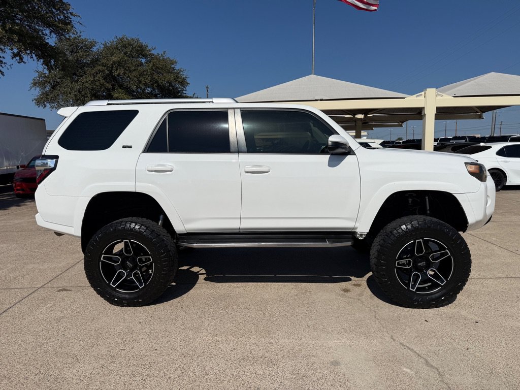 Used 2017 Toyota 4Runner SR5 AWD/4WD image 8