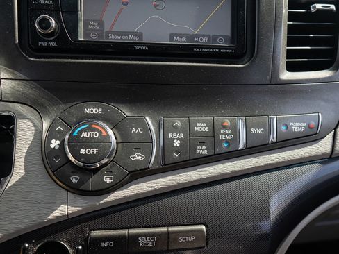 Used 2014 Toyota Sienna SE FWD image 27