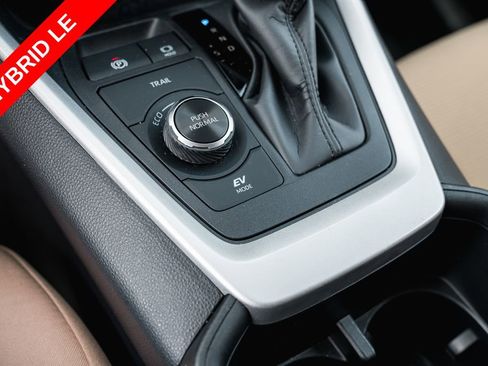 Used 2024 Toyota RAV4 LE AWD/4WD image 18