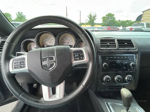 Used 2011 Dodge Challenger RWD image 2
