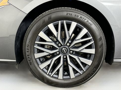 Used 2024 Nissan Altima 2.5 SV FWD image 11