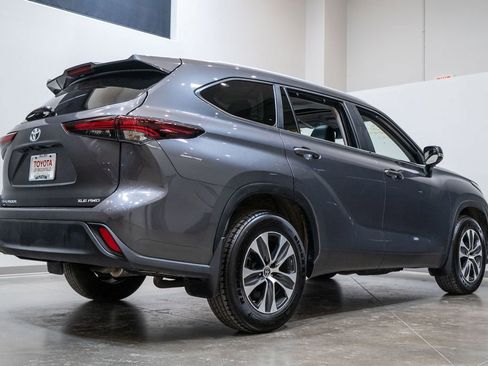 Certified 2024 Toyota Highlander XLE image 9