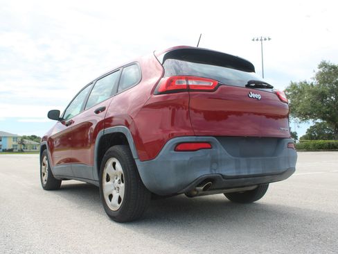 Used 2014 Jeep Cherokee Sport FWD image 9
