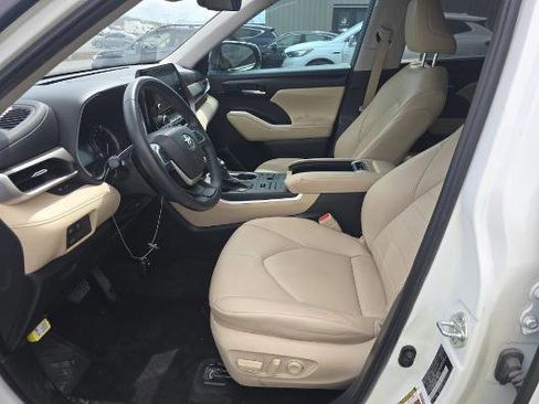 Used 2023 Toyota Highlander XLE image 3
