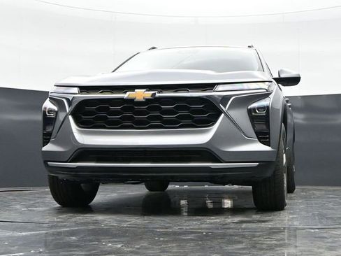 Used 2025 Chevrolet Trax LT FWD image 34