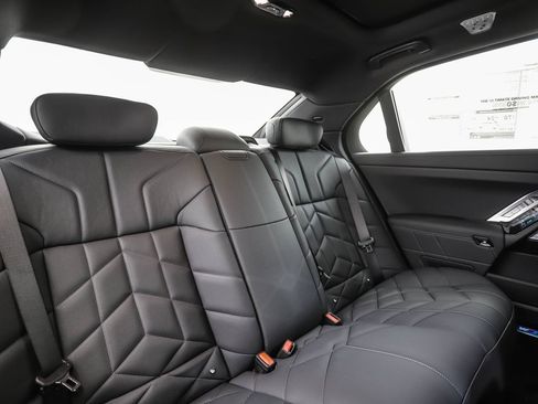 New 2026 BMW 750e xDrive w/ Executive Package AWD/4WD image 29