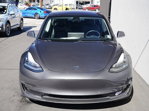 Used 2018 Tesla Model 3 Mid Range image 2