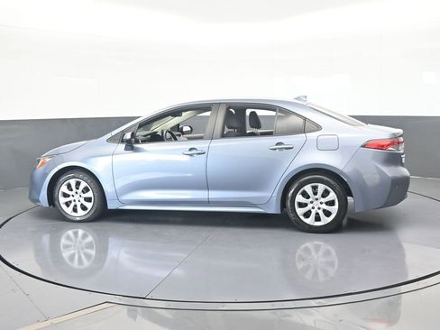 Used 2022 Toyota Corolla LE image 3